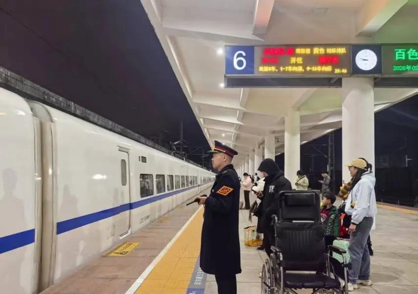 大年初二（2月18日）晚，百色站接到紧急求助，D3962次列车9车厢有旅客突发不