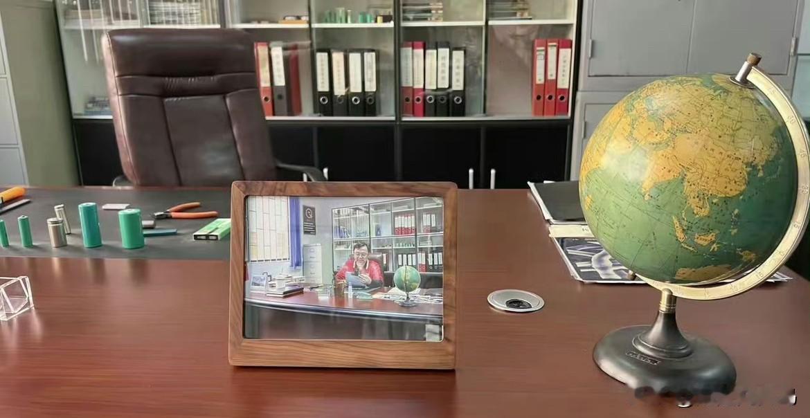 很喜欢这段话，脚踏实地，仰望星空。

这张工位照，是比亚迪王传福董事长创业初期的