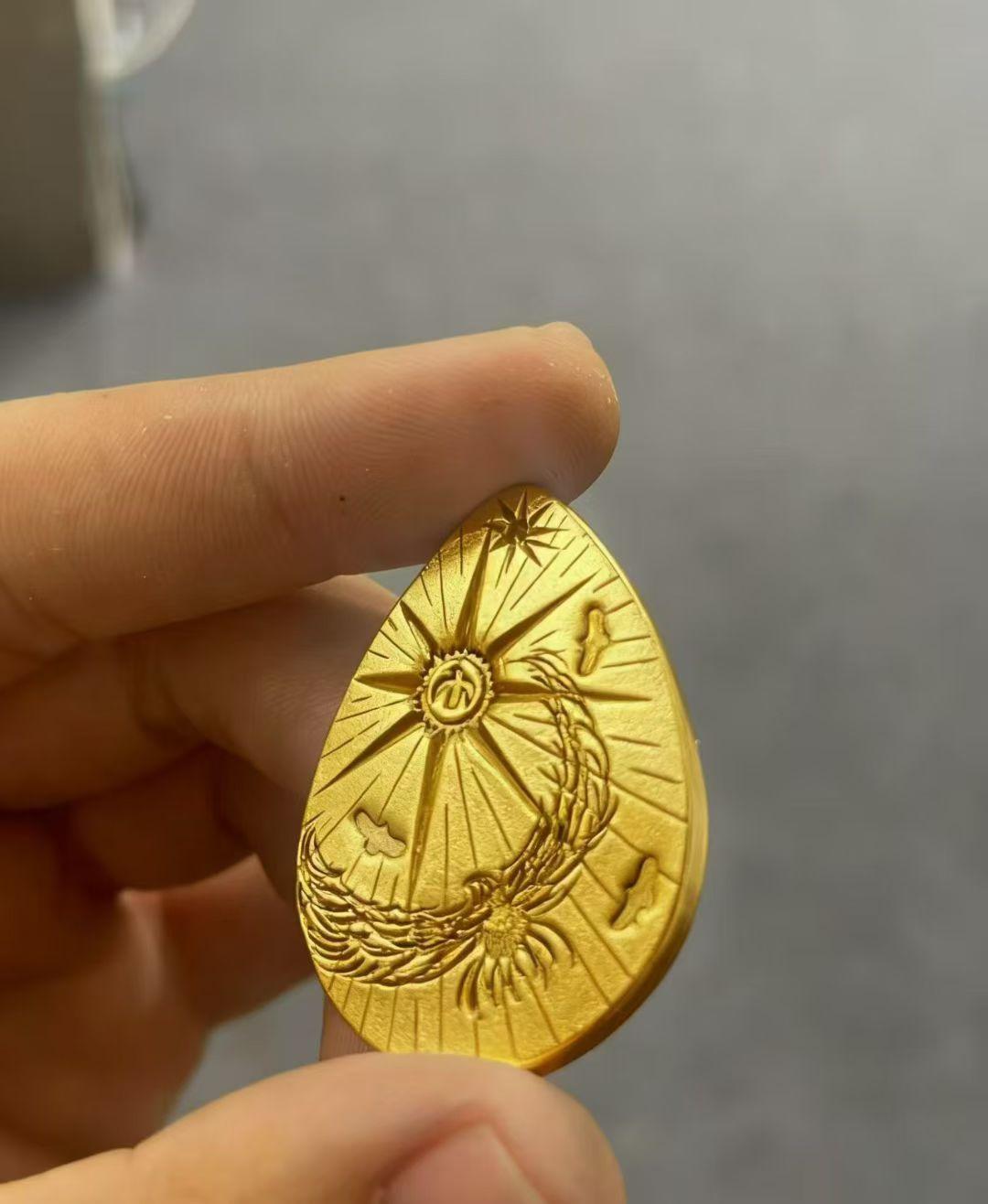 真心话茶局一枚水滴形金章，将旭日与凤凰的意象凝于方寸之间。旭日初升，光芒万丈；凤