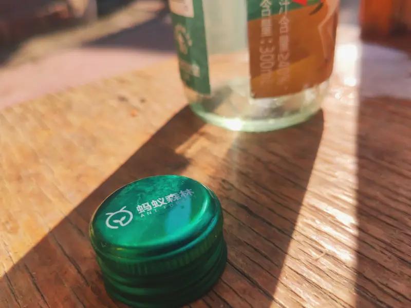 我分享“绿蚁新醅酒，红泥小火炉。晚来天欲雪，能饮一杯无？”这句诗。白居易酿好淡绿