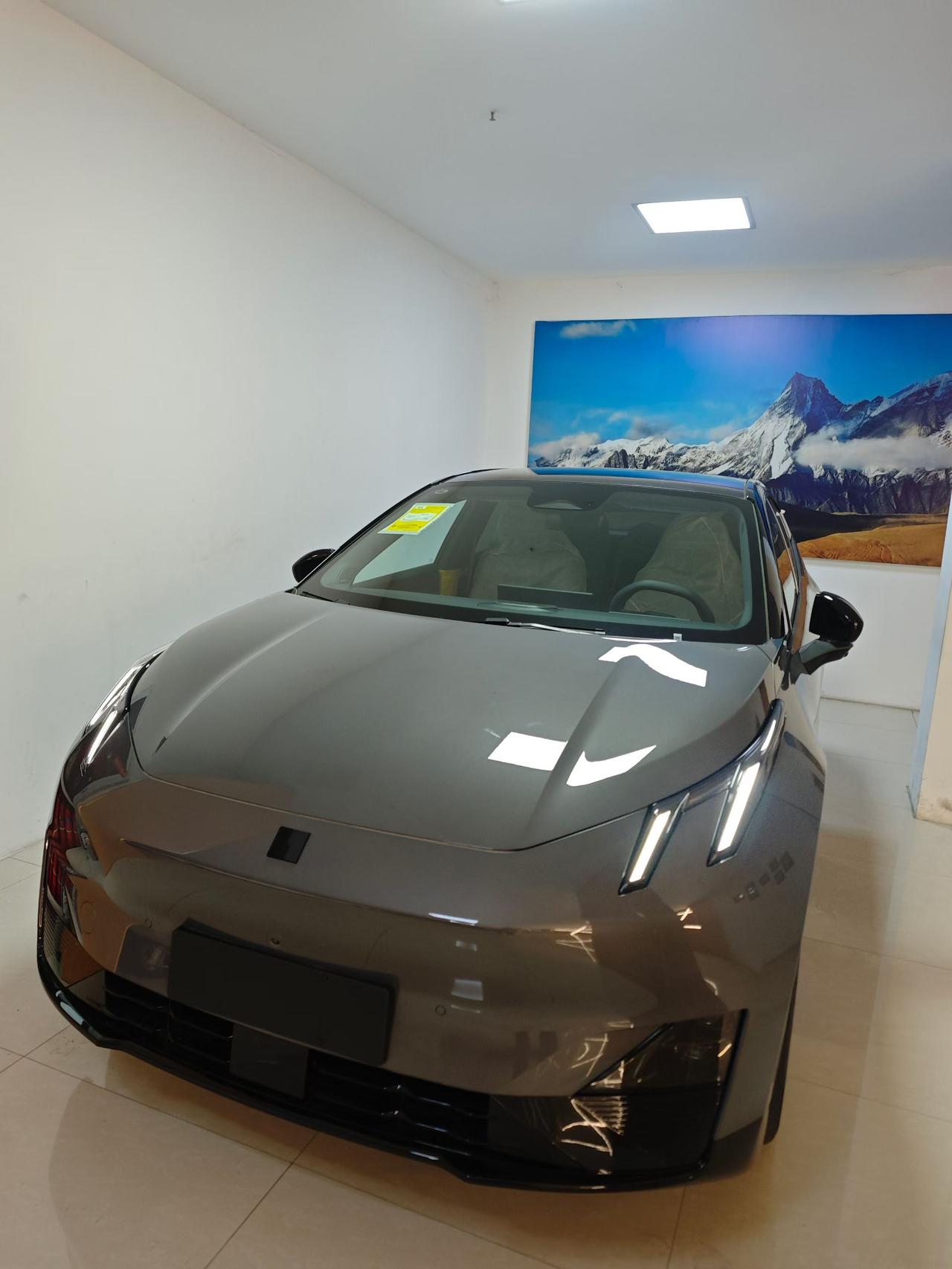 其实这款领克Z20黑色的车顶还是挺漂亮的，第一眼看上去像邪恶的鼠标，但是看着看着