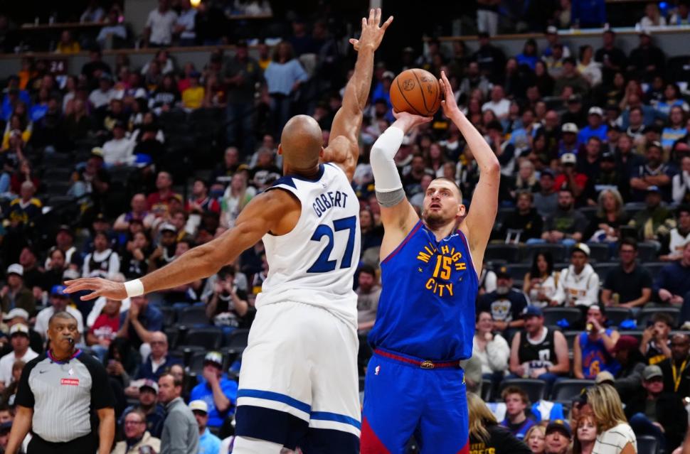 都说戈贝尔是约基奇的玩具，结果今年二人同场，森林狼狂胜掘金29分。不是这个世界变