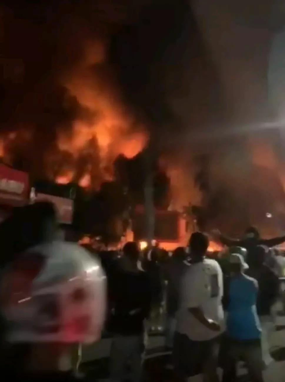《联合早报》消息，当地时间29日，在印尼多地持续数日的抗议活动，因一名示威者被警