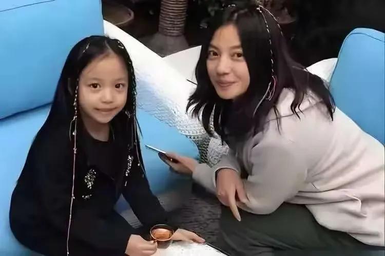 小燕子的女儿15岁了，已经长成了亭亭玉立的大姑娘。
继承了妈妈的高颜值，穿着打扮