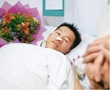 2003年的珠海，23岁保安冒死救下正在被三名歹徒侵犯的女教师，谁料，两年后，他