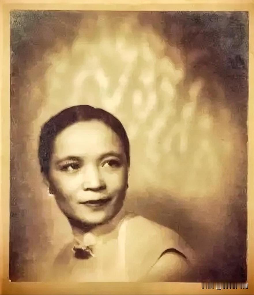 杨淑慧，1897年出生，大汉奸周佛海原配妻子。
依仗汪伪权势大肆敛财，勾结日伪官
