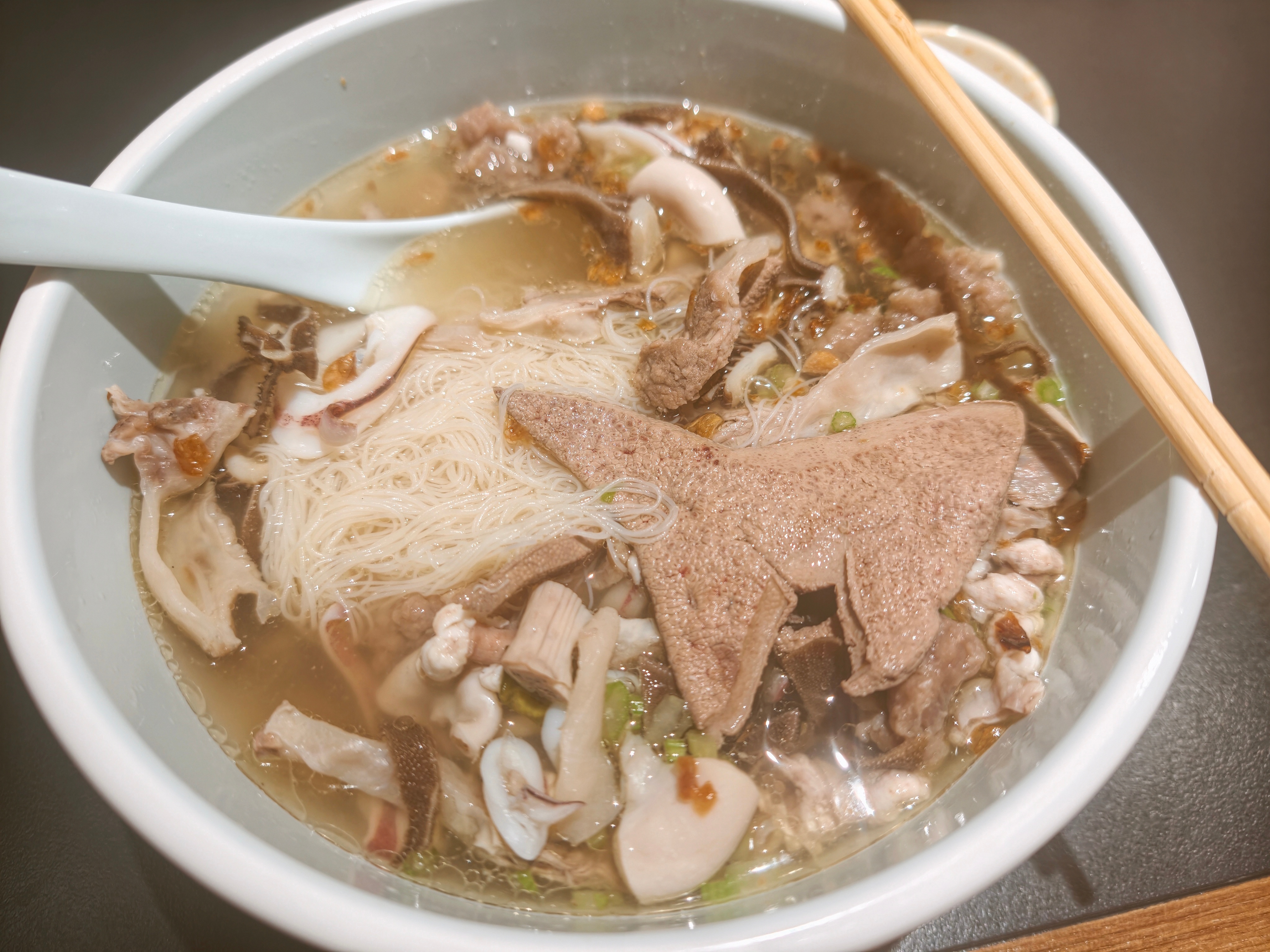 这两年出差在上海、杭州、苏州都能吃到正宗福州捞化了，而且每家都是排队的那种。这个