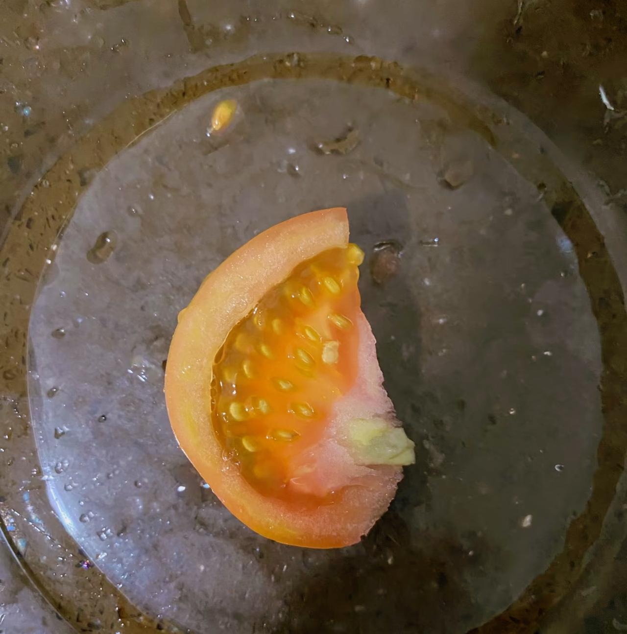 一位性学家说：一个男人真正成熟的标志，就是他终于明白： 暴露软弱换不来真正的爱，