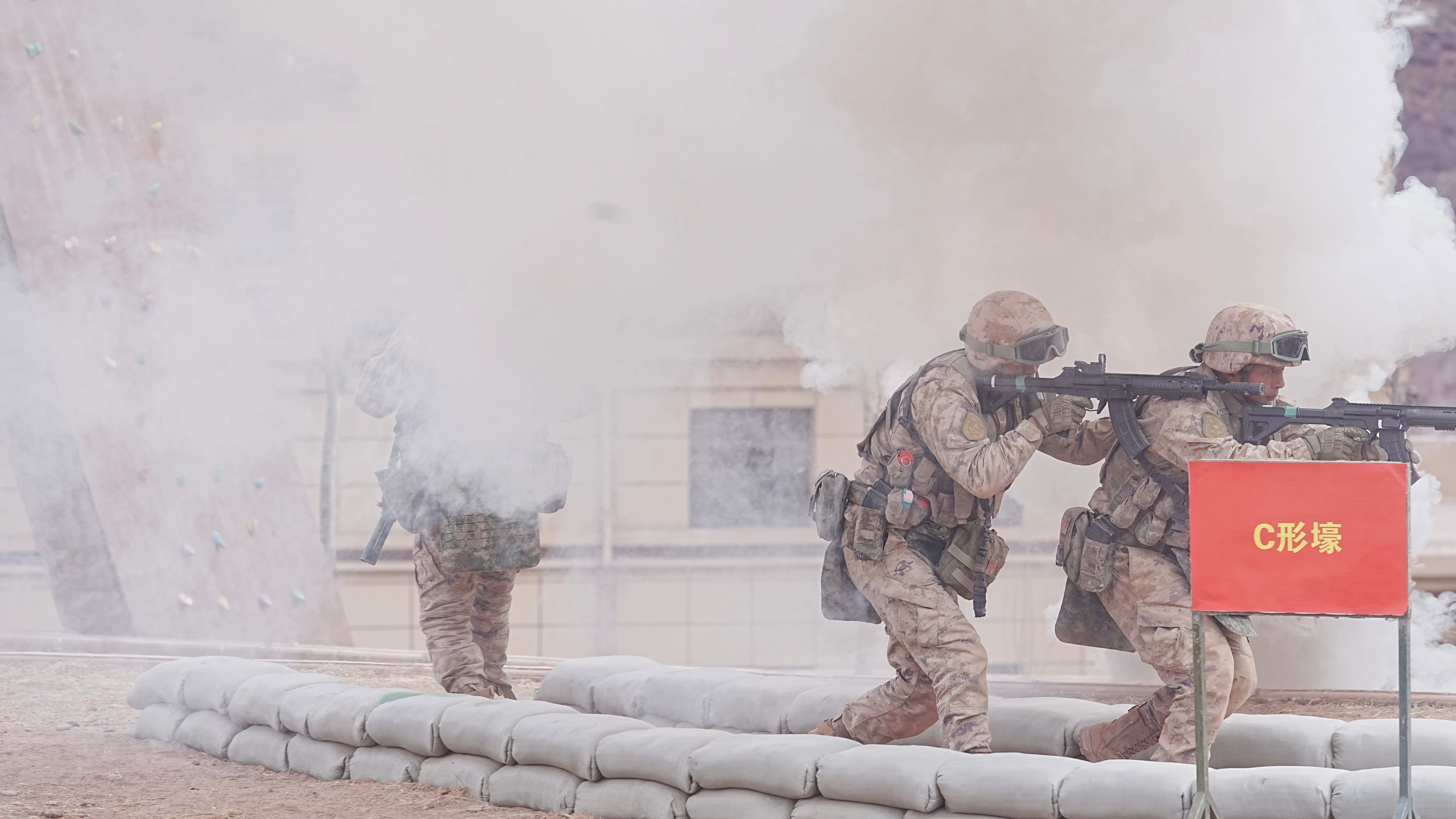 两不怕旅花样有点多，加装护裆和护臀的21防，加装红点镜的QBZ191，还有腰封。