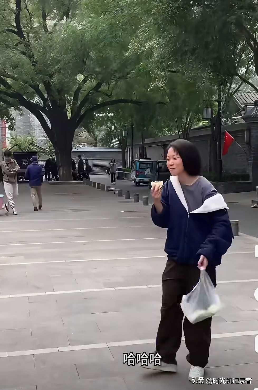 窦靖童原来也这么可爱过，这是2023年时候的窦靖童，吃着包子，跳着舞也太可爱了。