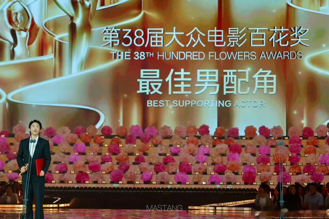 杨幂记录王骁获奖谁看了不感慨一句剧组有爱，王骁凭《南京照相馆》老金角色获奖，杨幂