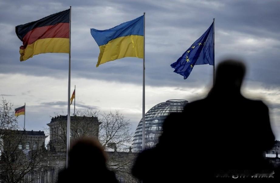 美国伊朗在波斯湾霍尔木兹对峙，双方吵得眉飞眼色，美国不打，伊朗不动，就在那里拦船