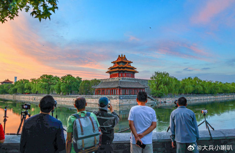 情感社区 【美丽家乡 北京——角楼披锦 朝霞点金】       夏日晨曦里的北京