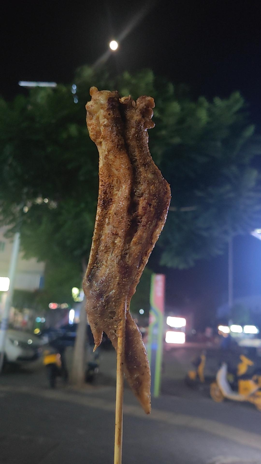 东聊家常，西聊便饭的。
二人的世界里，喝上的每一杯矿泉水都是甜甜水。没有人会记得