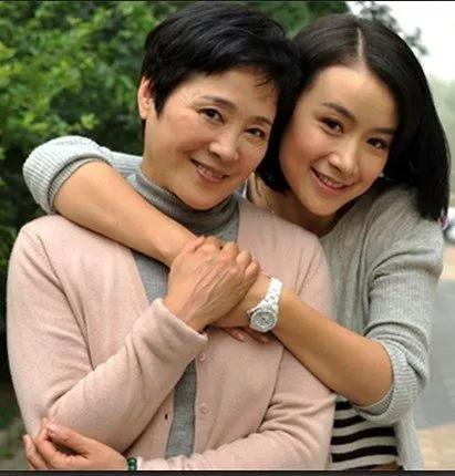 母亲精明不精明，对待儿女的婚恋上就能看出来。我朋友的女同学，早早给女儿物色男友，