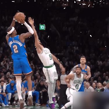 杰伦·布朗，用SGA的招牌动作，打了SGA一个2+1。
两人当场都笑了。
另