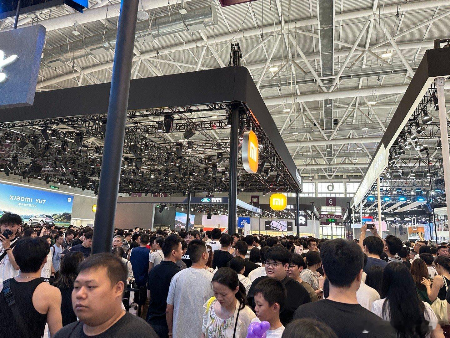 宝子们，不是我不去看小米YU7，实在是挤不进去啊[苦涩]小米yu7将亮相粤港澳大