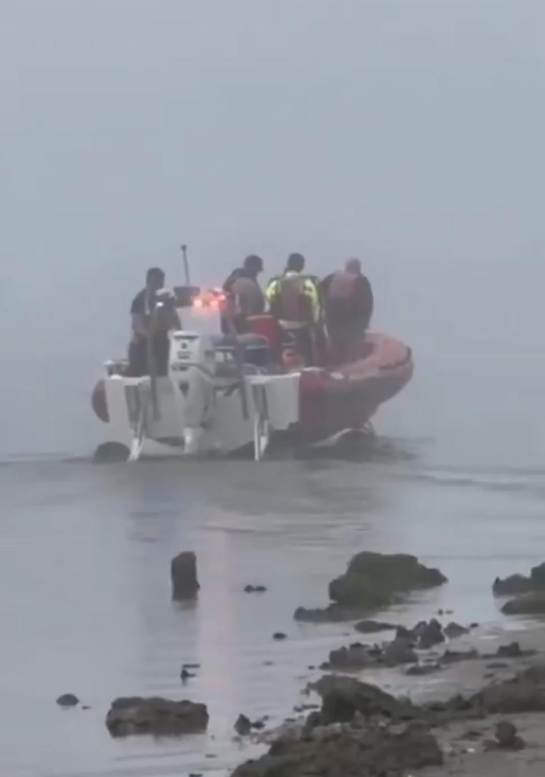 新闻快讯——有关部门通报，一架墨西哥军方医疗飞机在加尔维斯顿附近水域坠毁，至少造