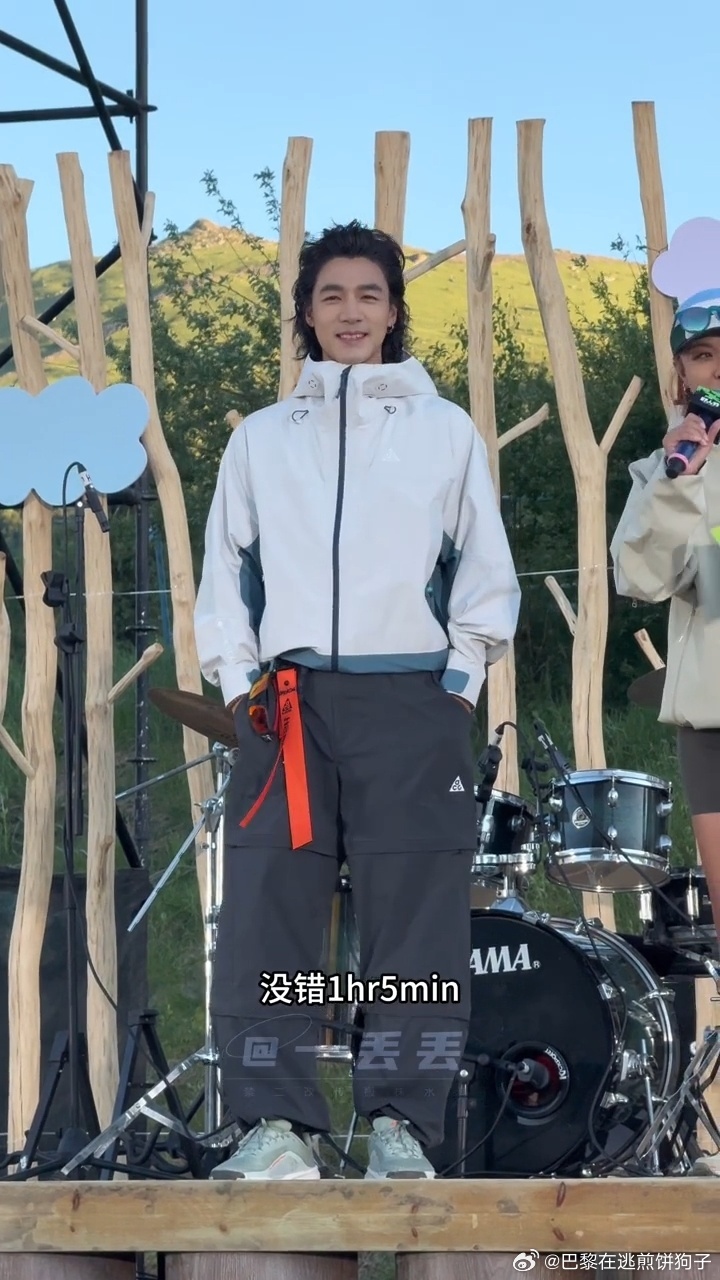 刚才回放此沙越野的瞬间，我直接存图了。他跑起来带风，站定如山，这体能和气质太绝了