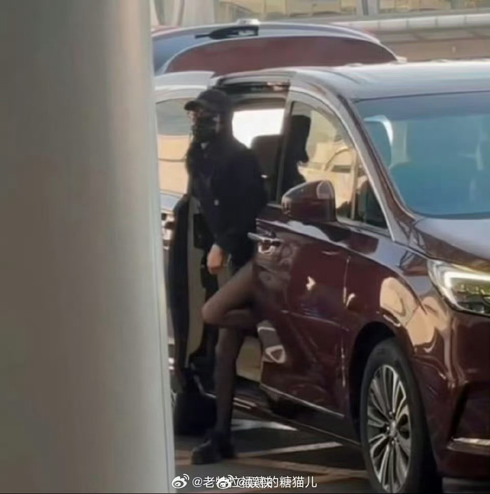 迪丽热巴黑丝大长腿好美！期待明天的DIOR活动精彩亮相！！！ 