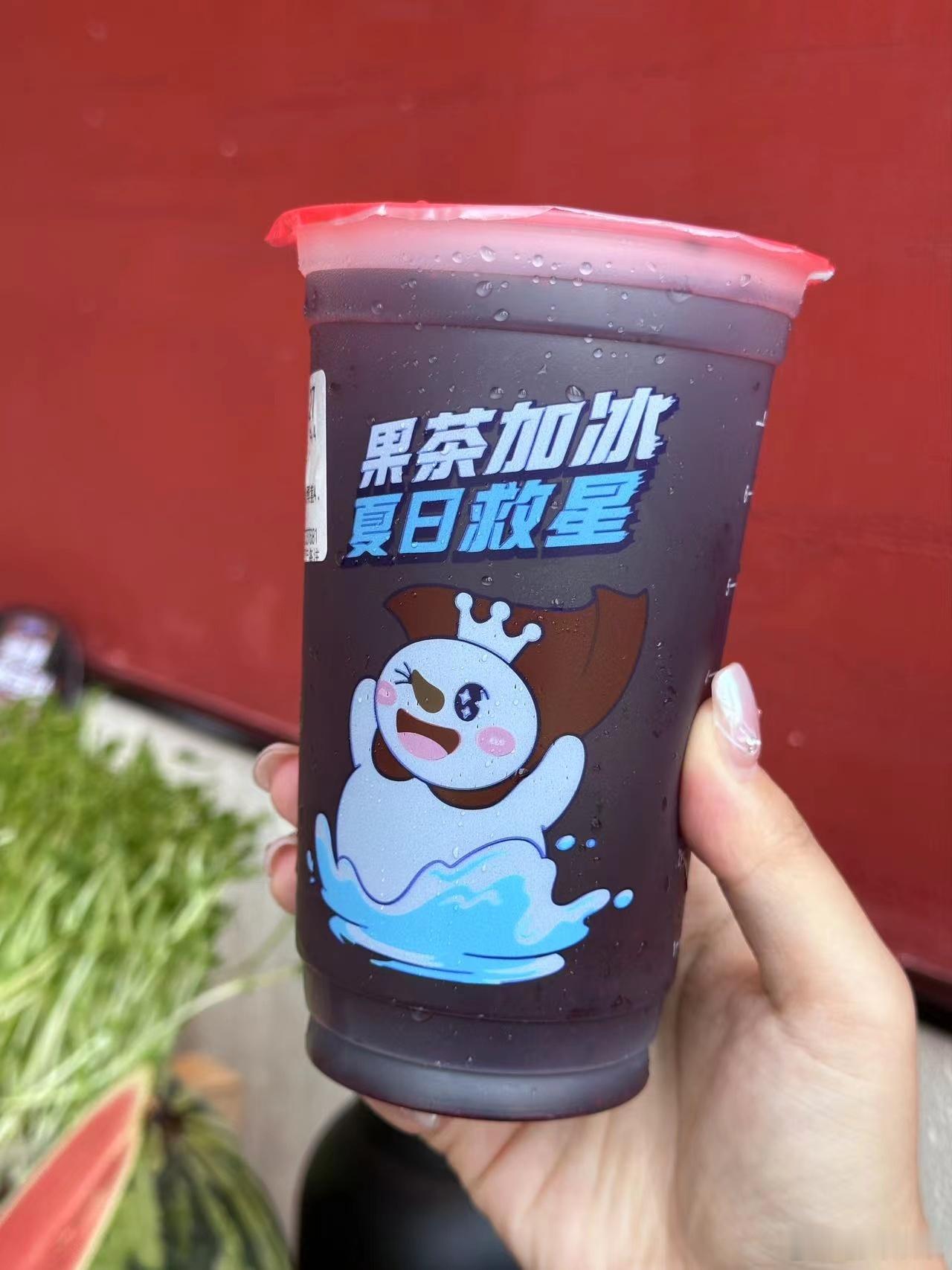 #为什么吃桑葚皮肤会变好# 小雪的桑葚系列还蛮好喝的，感觉是一种非常神奇的味道，