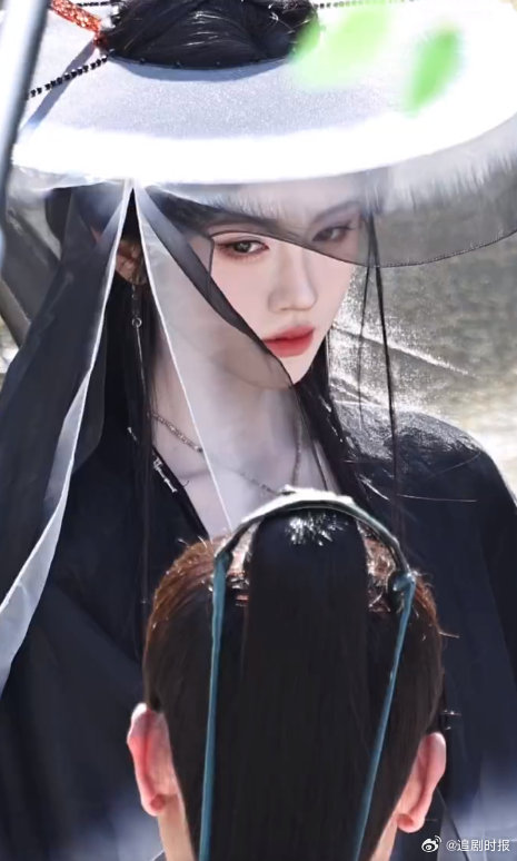娱乐[超话]鞠婧祎斗笠造型鞠婧祎斗笠造型路透鞠婧祎斗笠造型路透，好漂亮哦 ​​​