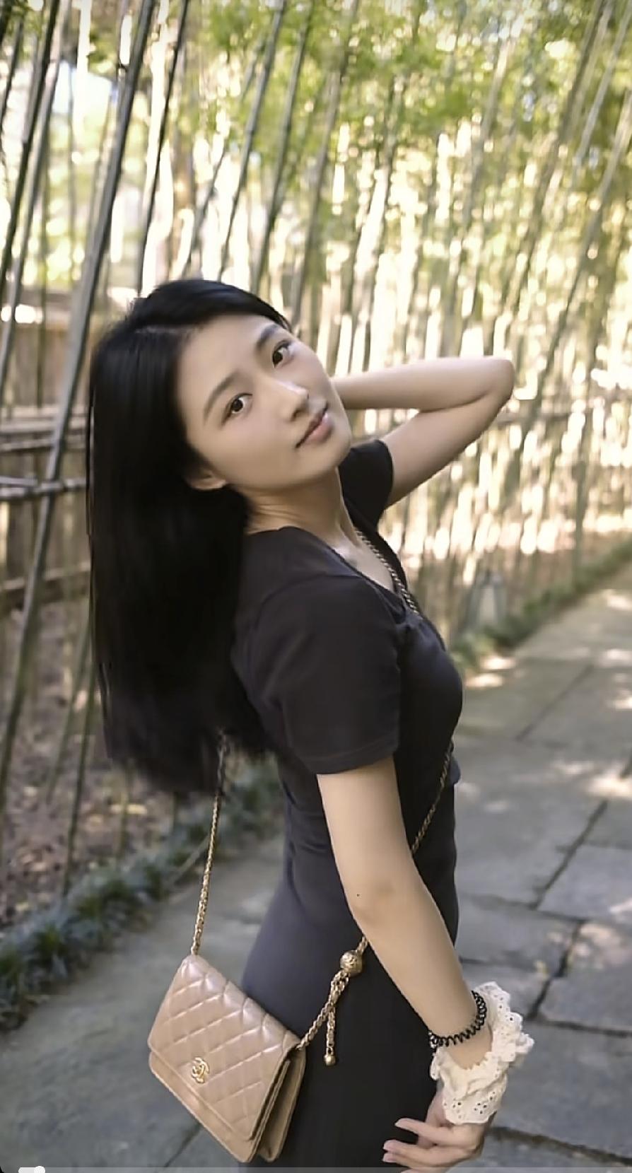竹林小道，偶遇一女孩，惊鸿一瞥。