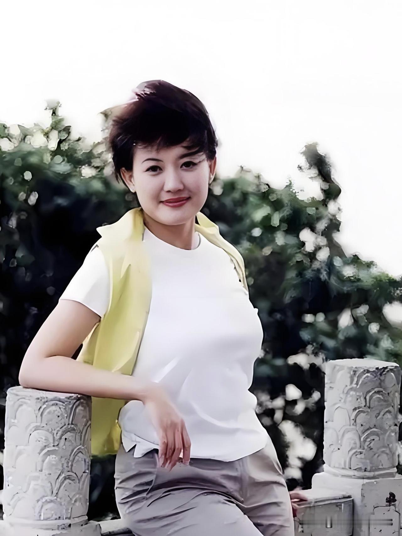 央视主播梁艳，以知性优雅、沉稳大气的主持风格深受观众喜爱，二十余年坚守《新闻30