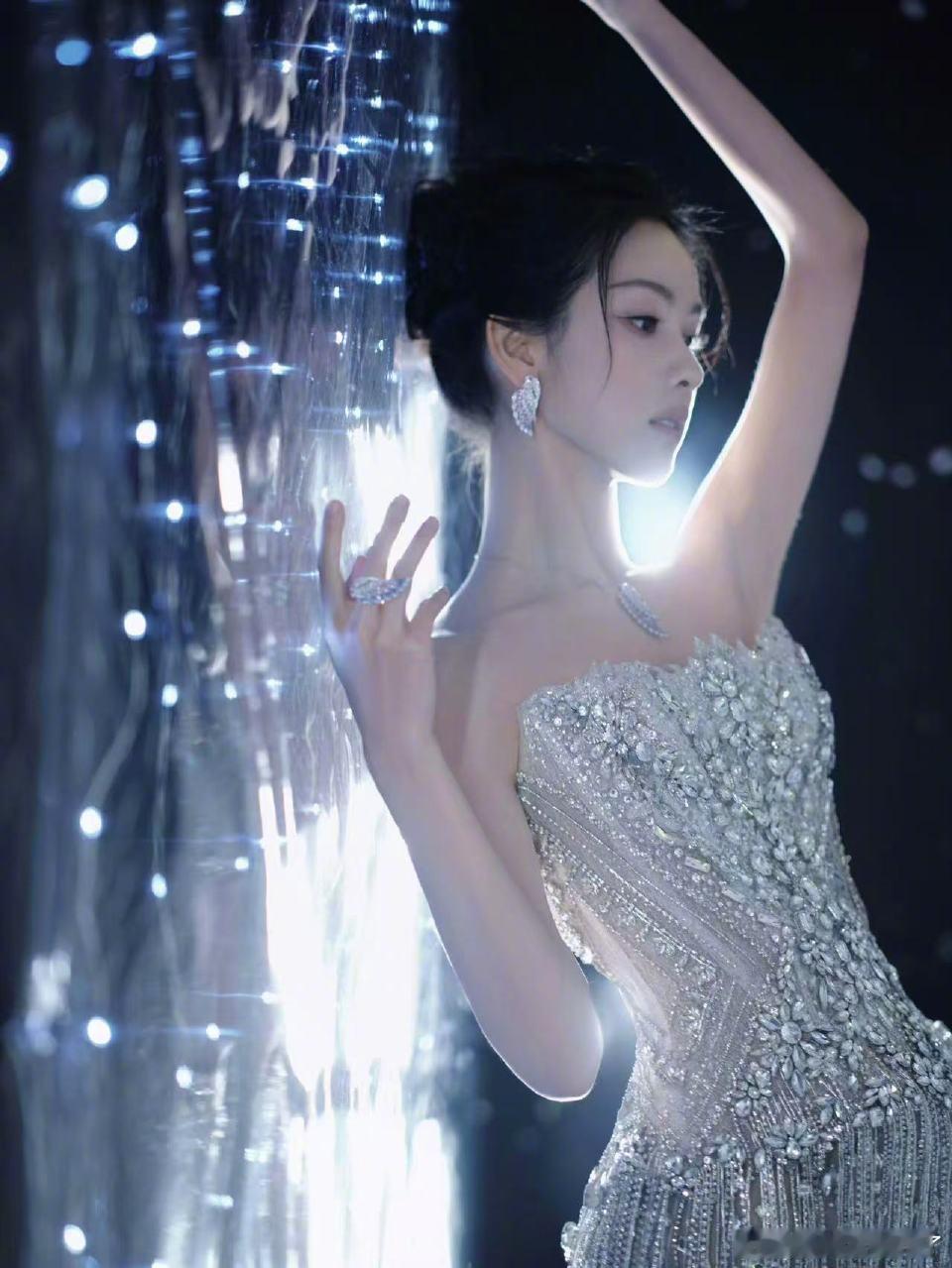 星光大赏女艺人红毯造型图，陈都灵、孟子义、毛晓彤、徐梦洁、张怡淼，谁美到你了？