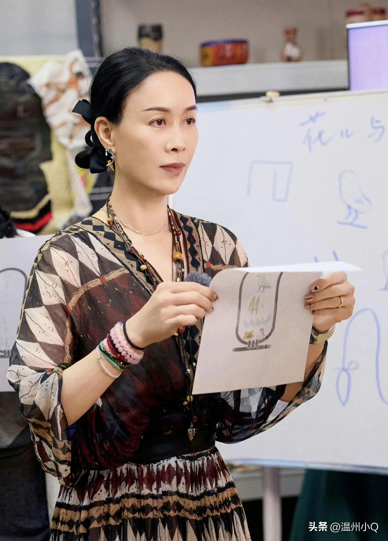 花少团队会整活，那英在节目中这身民族风穿搭好漂亮，很显气质，耳环好有特色。