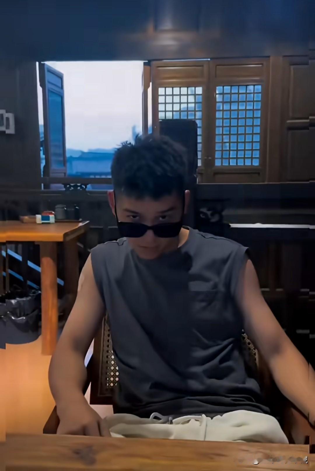 身穿灰色无袖体恤衫、白色短裤的自贡最帅交警陈俊又酷又帅气，他的一步三摇的走姿，痞