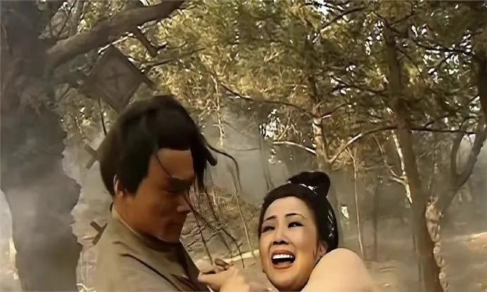 就冲孙二娘这一身肌肉，如果不是导演喊卡，被打死的就是武松了吧[呲牙]。不过这个侧