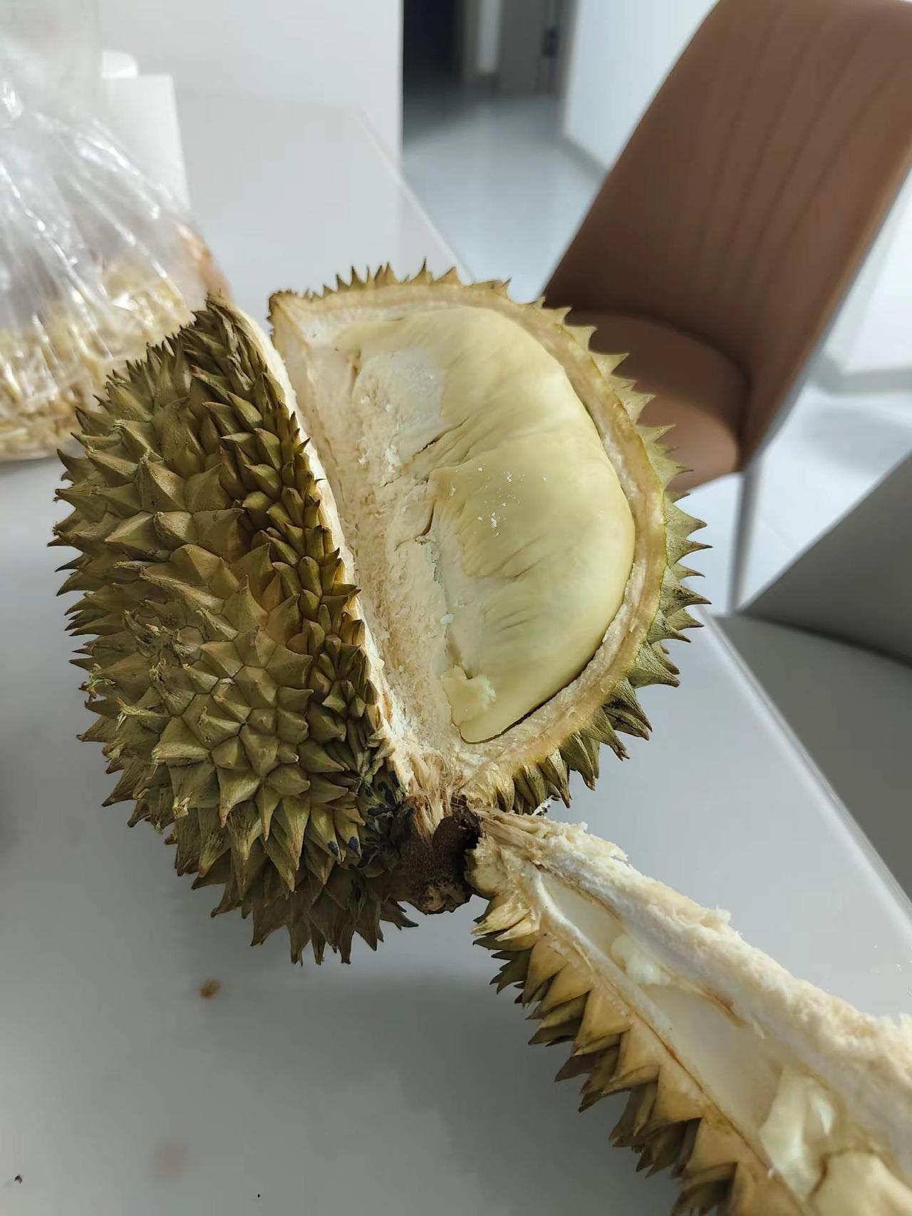 今天的榴莲买的不错，太值了！😄