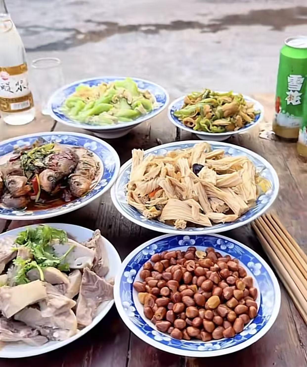 这是苏北连云港农村人晒出的家常便饭：
雪花+五醍浆
板鸭+红烧鱼
腐竹+花生米