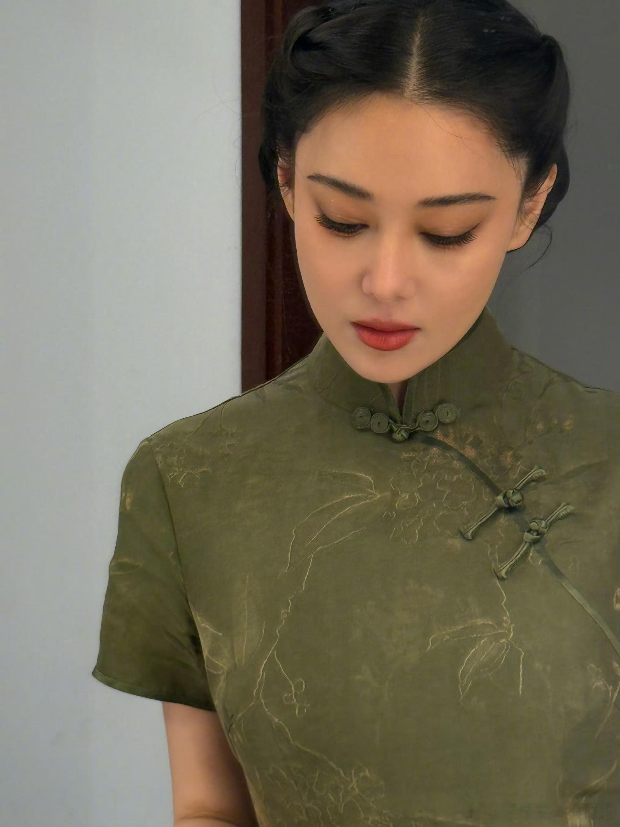 娱乐[超话]张馨予说非常荣幸饰演费达生张馨予绿色旗袍 ​期待着张馨予的费达生！ 