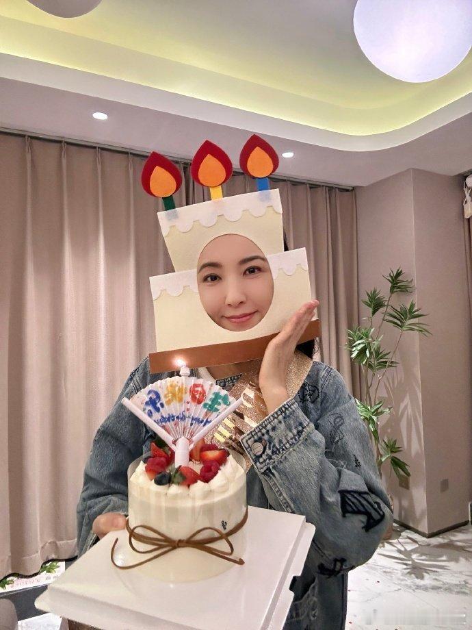 曾黎生日晒美食曾黎49岁生日照曾黎生日的美食也太会拍了吧！每一道都像杂志大片里的
