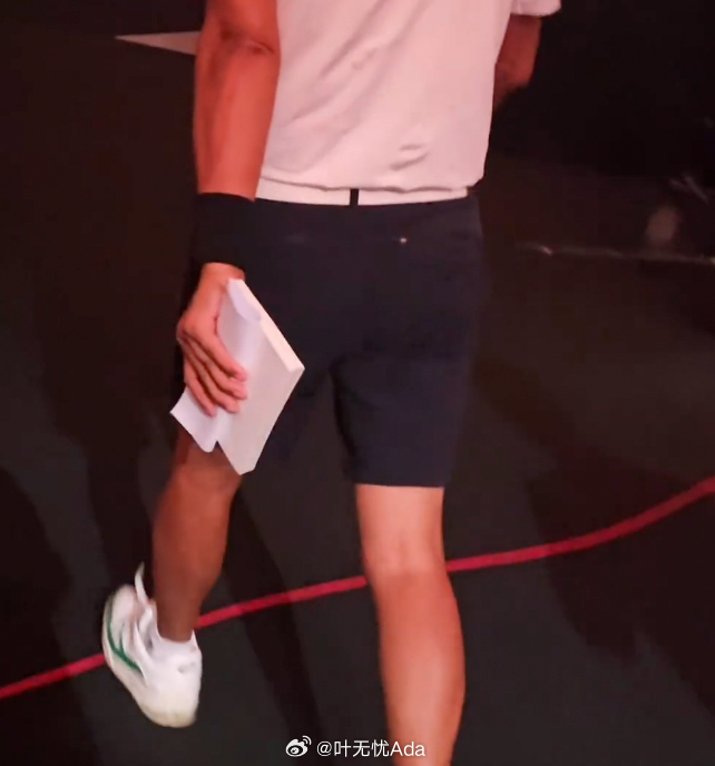 我不行了~我老baby的腿真是性感又迷人~~脚底有弹簧一样~脚后跟走路真的太优雅