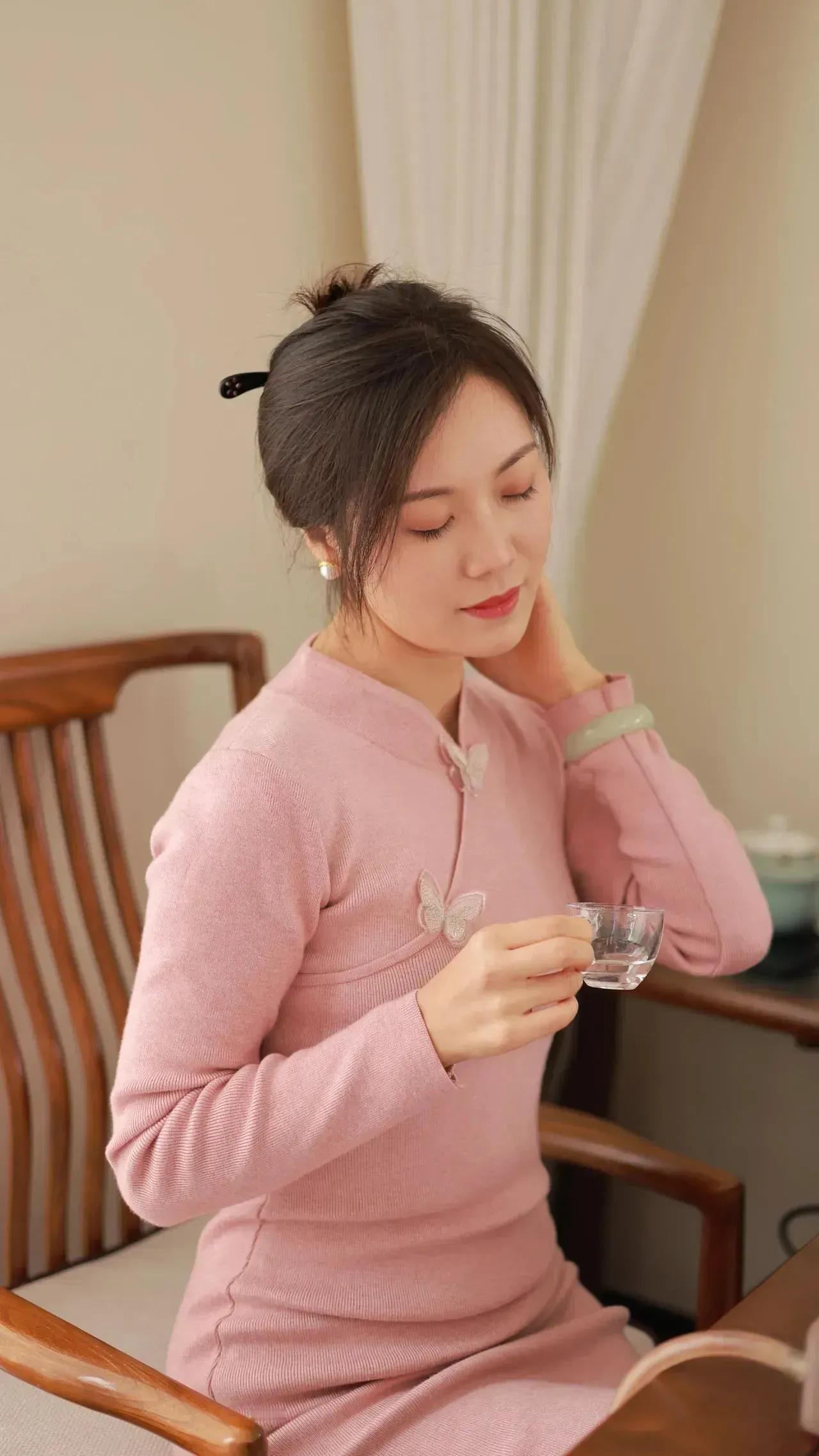 我的48岁美丽老板娘，边喝茶边看书，保养非常好，气质优雅，知性魅力，爱读书，有学