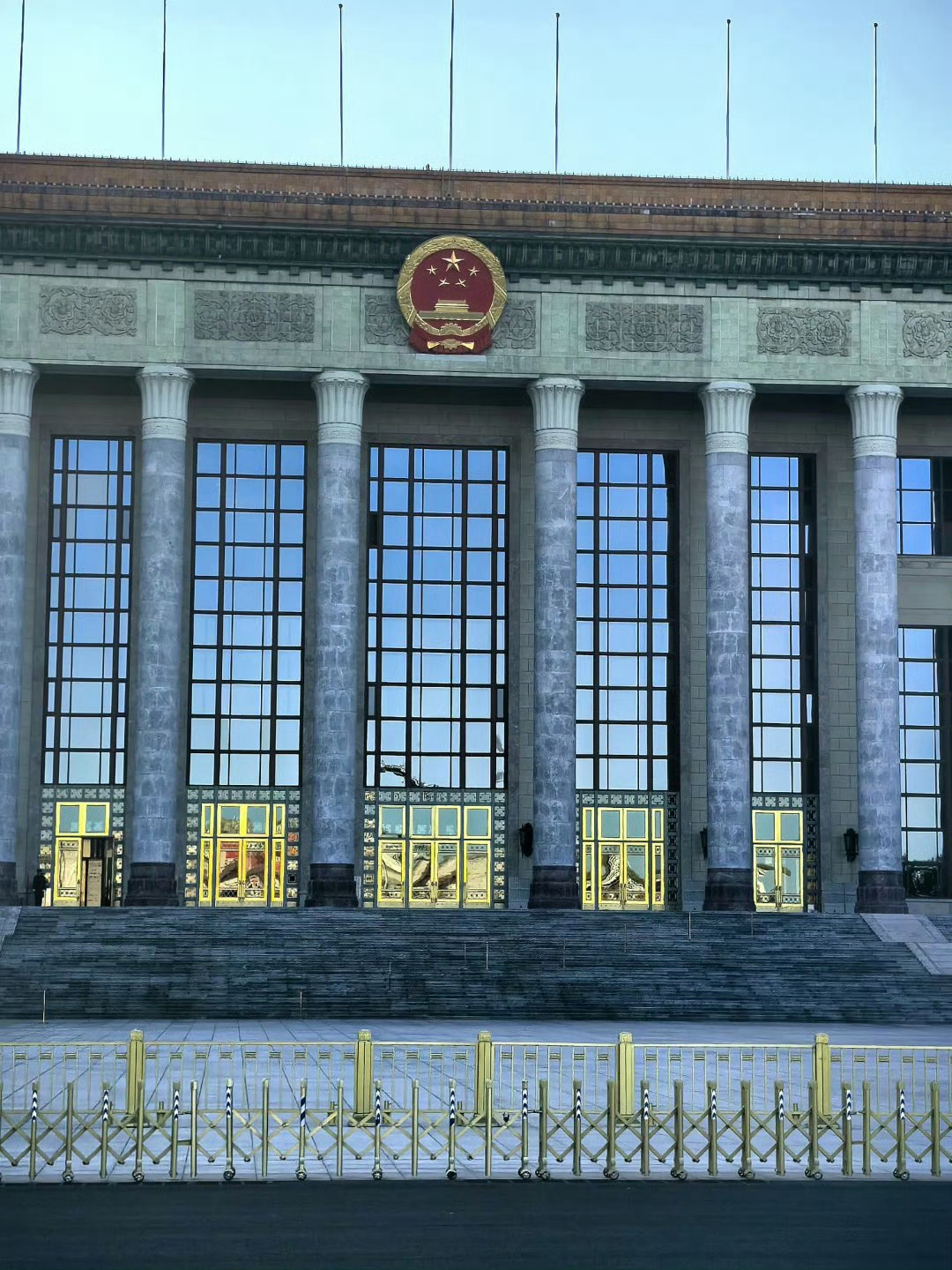 这是美丽的祖国，这是英雄的祖国 ，这是强大的祖国 。 