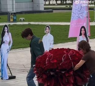当何浩楠给鹭卓递上玫瑰超燃青春的合唱 原以为零食和手工花已经足够出彩，结果还有整