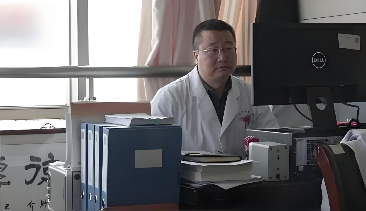 席玮医生绵延十四年的善良，名副其实的医者仁心。当然还有席玮医生妻子，她是一名护士