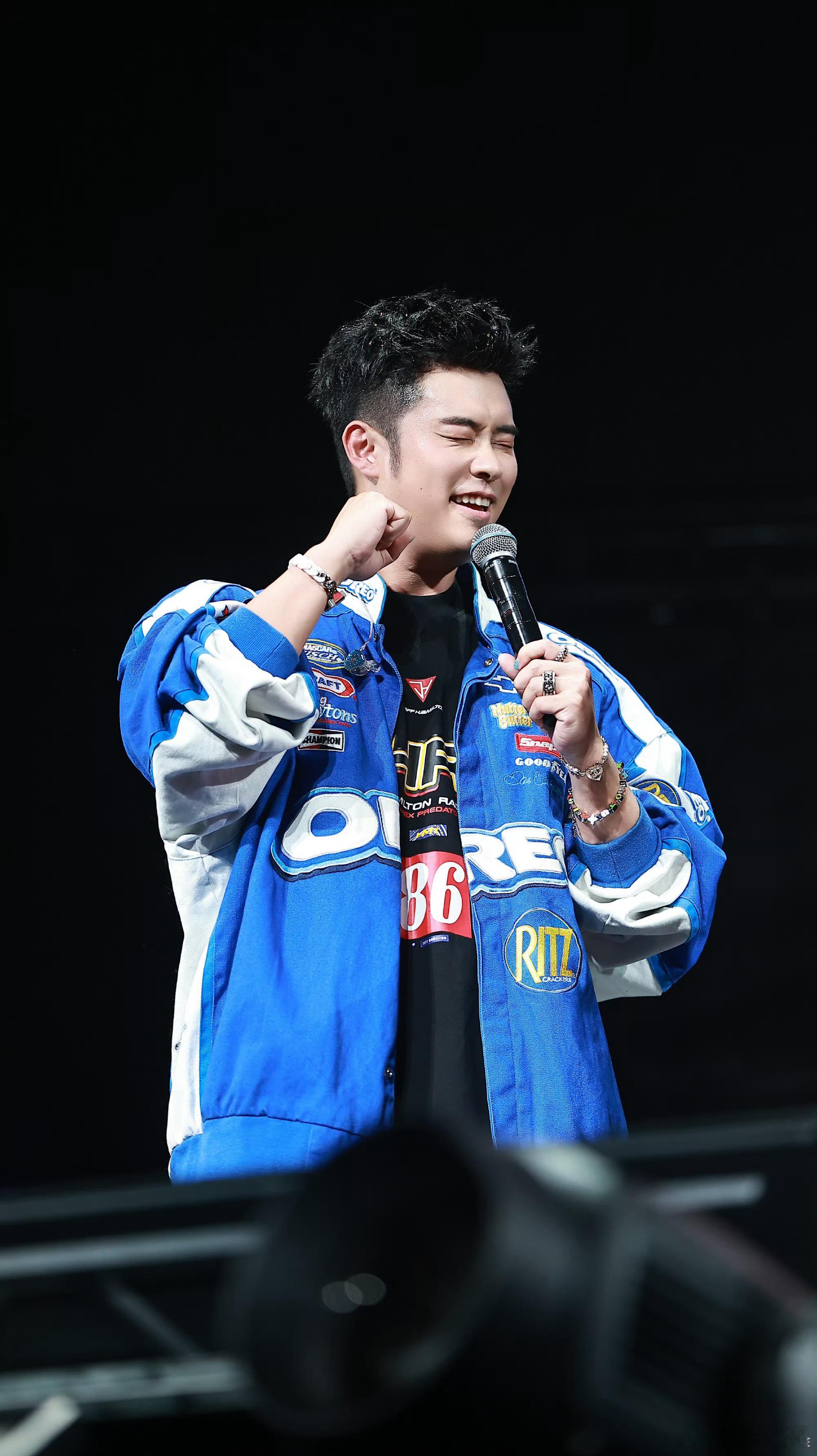 陈赫要给粉丝报销演唱会门票 双向奔赴的爱太好哭了！陈赫突袭鹿晗演唱会当嘉宾，看到