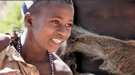在非洲有这样一个“奇葩”部落，孩子的父亲去世后，儿子会继承父亲的遗产，自己妈妈也