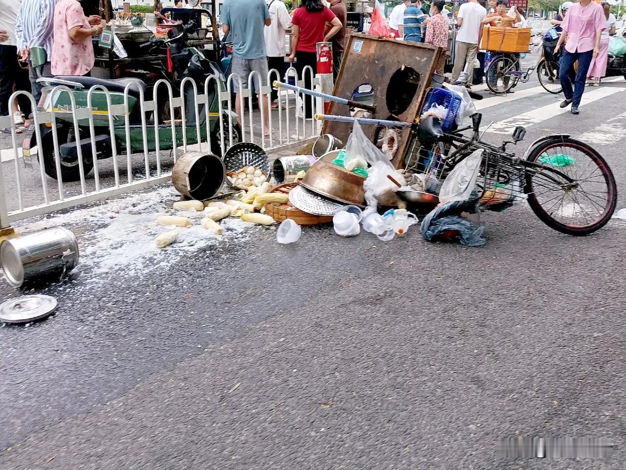 太不容易了，卖个早餐为了抢位置还打起来怎么办才好，这早餐钱没有赚到还倒贴本钱大家