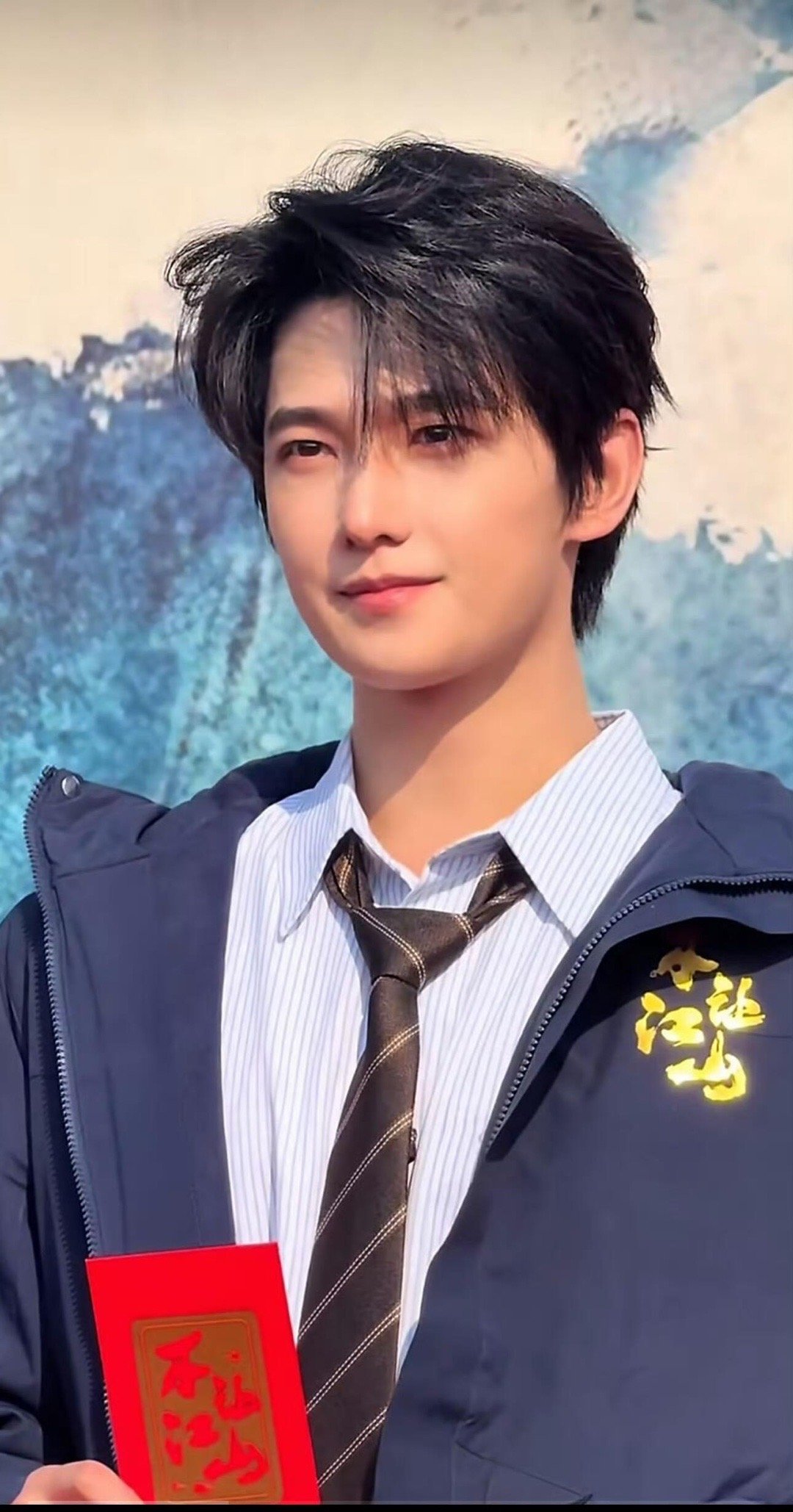 杨洋，你在上个剧组开心，还是这个剧组开心。🥹 