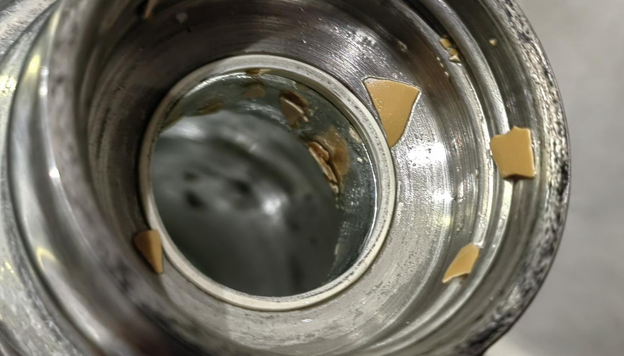 家里的水瓶倒出来的水垢，有点像鸡蛋壳子。水垢是怎么形成的？哪位老师知道？
