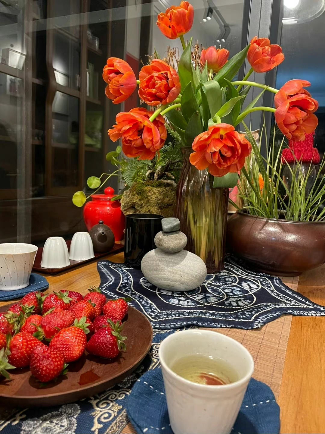 高级的微信状态句子/朋友圈文案[心]1.撑伞也是雨中人。2.喜则留，厌则走，道不