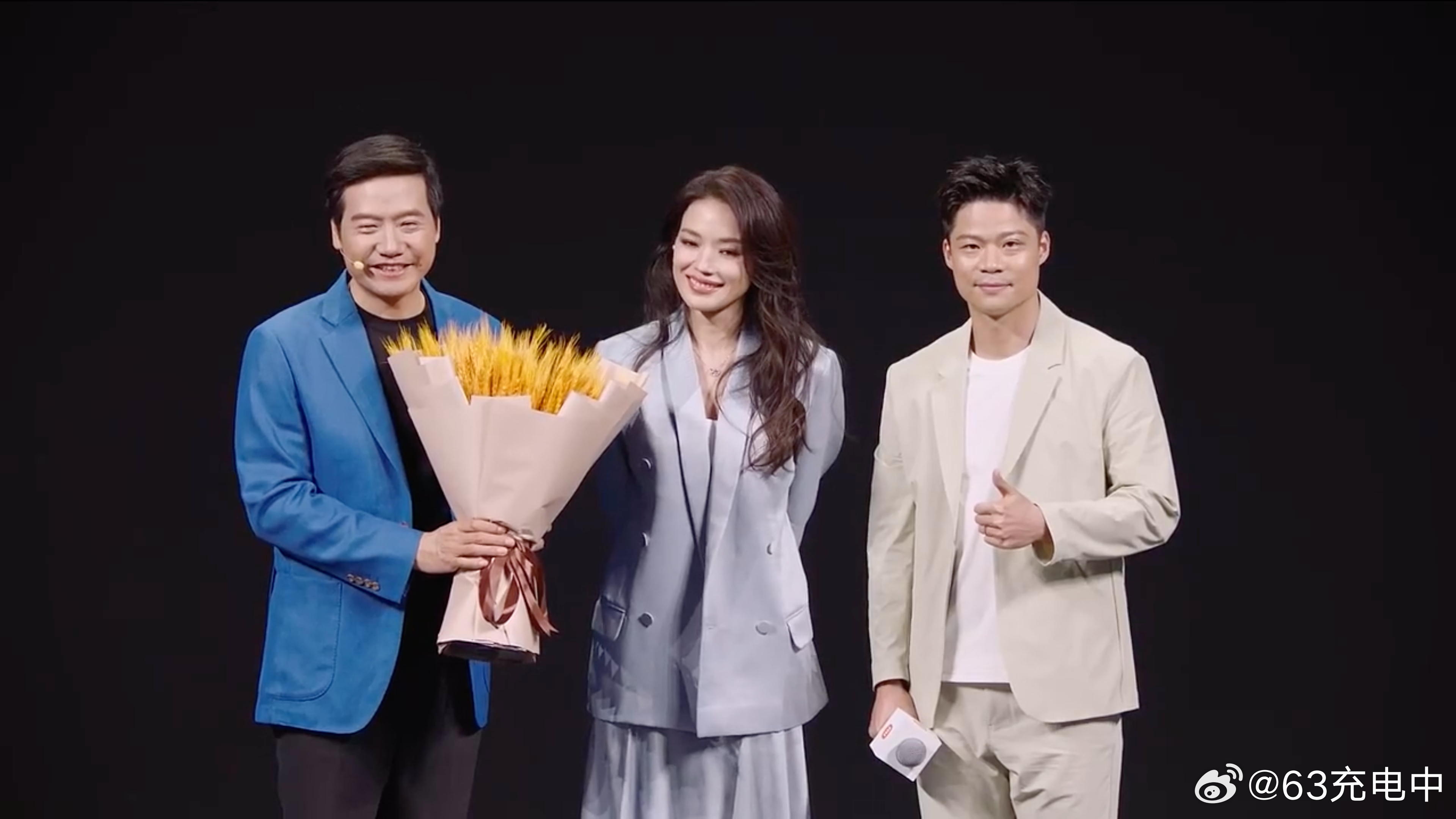 雷总：摄影师帮我们拍个照好吗？我：好的，我帮你截几张。不得不说舒淇摆拍还是专业的