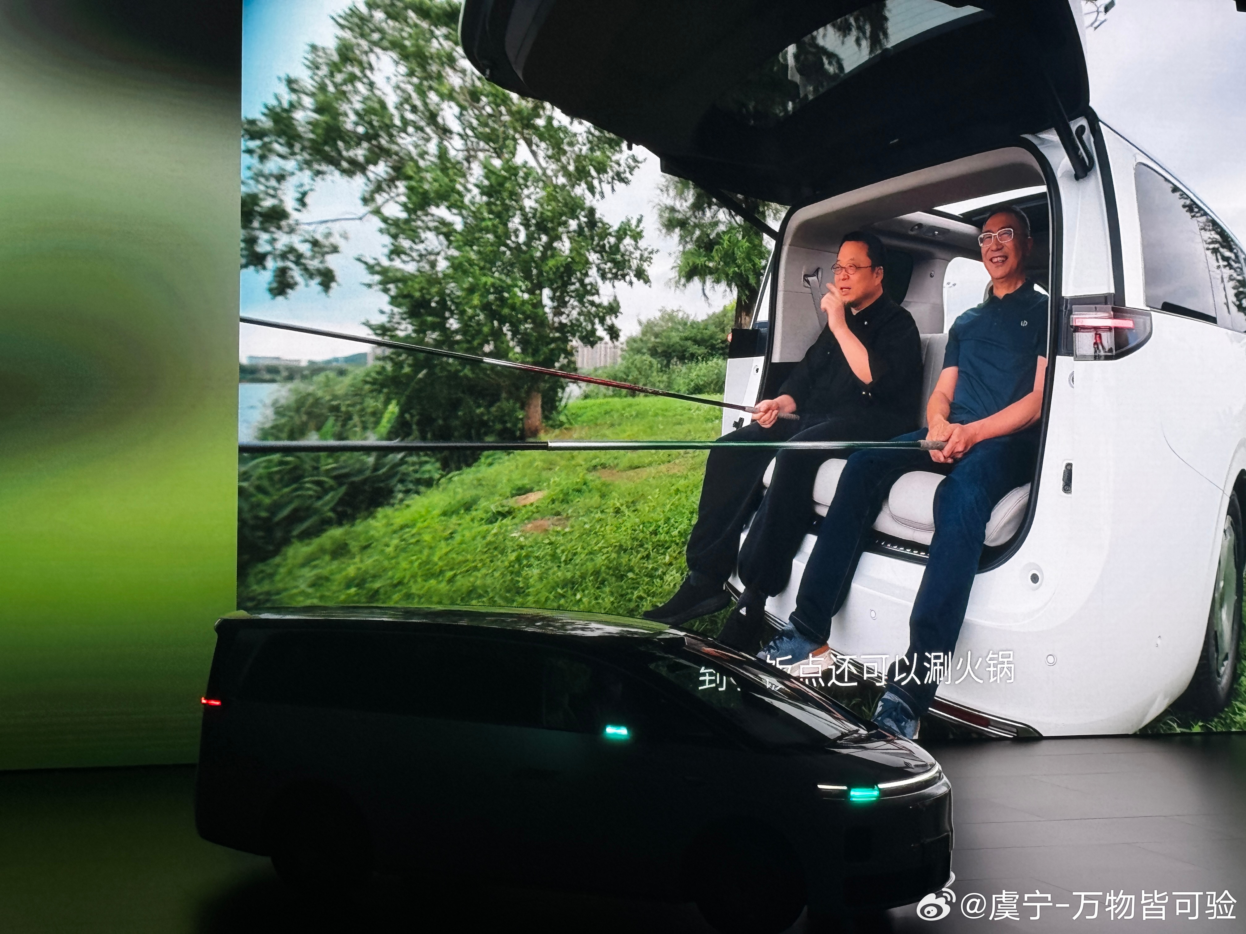 老罗给零跑D99录的视频在发布会现场播放确实谦逊了不少想起前一阵怼那个品牌，也不