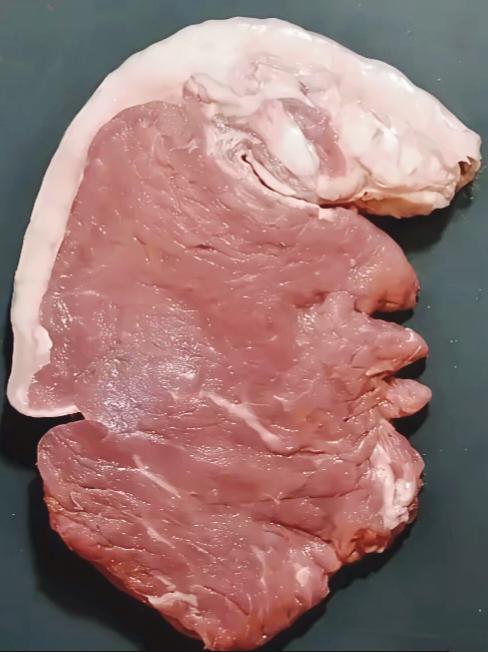 今晚吃肉肉咯！
下油锅之前我想征求一下大家的意见，到底是煎、是炒、是烹还是炸呢？